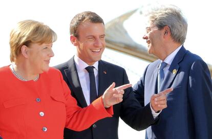 Angela Merkel, Emmanuel Macron y Paolo Gentiloni, tras la cumbre trilateral en Trieste.