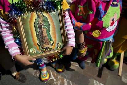 Un payaso lleva una imagen de la Virgen de Guadalupe, durante la procesión a la Basílica.