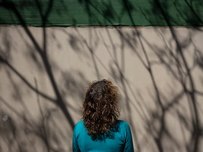 Elena, madre de dos adolescentes con autismo, en su barrio de Barcelona.