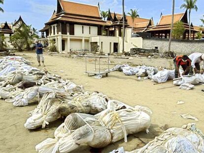 Cadáveres de víctimas del maremoto frente a un hotel de la playa de Khao Lak, en Phuket (Tailandia).
