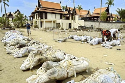 Cadáveres de víctimas del maremoto frente a un hotel de la playa de Khao Lak, en Phuket (Tailandia).