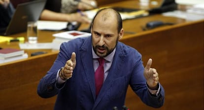 El diputado socialista Josep Moreno en la tribuna de las Cortes.