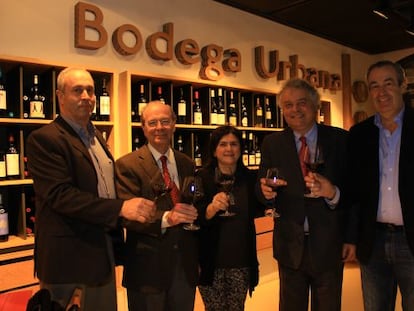 De izquierda a derecha, Luis Alberto Lecea, Presidente del Consejo Regulador de Rioja; Ibon Areso, alcalde de Bilbao, Ana Martin, enóloga ;Fabrice Delloye, Cónsul de Francis y José Hidalgo, enólogo.
 
 