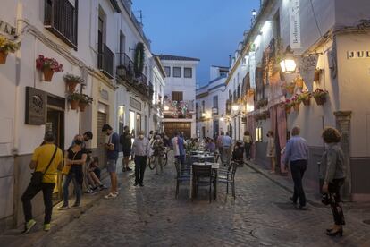 Terrazas en el casco antiguo de Córdoba al caer la noche, este viernes. Andalucía no ha registrado una bajada en la tasa de incidencia por cada 100.000 habitantes por coronavirus por primera vez en 23 días, y ha sumado 1.602 casos, cifra superior a los 1.306 de la víspera y también mayor que los 1.515 de hace siete días, según datos del Instituto de Estadística y Cartografía de Andalucía (IECA), que contabiliza once fallecidos, dos más que el día anterior e igual que hace siete días.