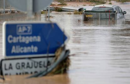 Señales de tráfico parcialmente sumergidas en una calle inundada después de fuertes lluvias en San Javier (Murcia), este viernes.