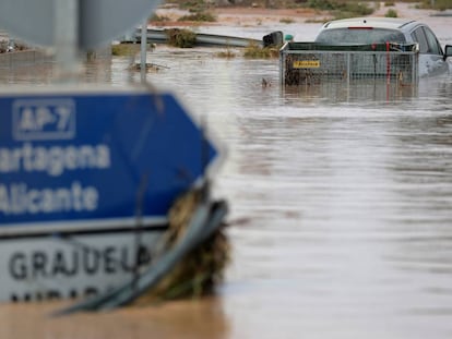 Señales de tráfico parcialmente sumergidas en una calle inundada después de fuertes lluvias en San Javier (Murcia), este viernes.