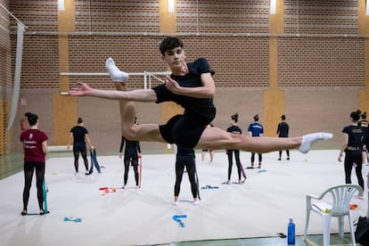 Gonzalo García, del Club Gimnasia Rítmica de Cartagena, ejecuta un ejercicio, el 4 de diciembre. García, de 16 años, ha recogido alrededor de 12.000 firmas en contra de la nueva normativa que le obliga a dejar de competir en gimnasia estética mixta, modalidad en la que él y su equipo son actuales campeones del mundo.