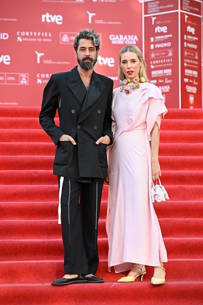 Moisés Nieto y Lulú Figueroa posan en la alfombra roja de la II edición de los Premios Academia de la Moda Española.