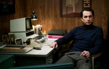Matthew Rhys, Phillip Jennings en 'The Americans', con un PC en una escena de la serie.