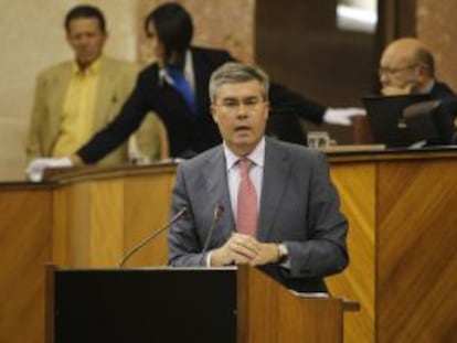 El alcalde de Jaén, José Enrique Fernández de Moya (PP), en el Parlamento andaluz.