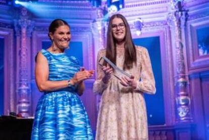 La ganadora del premio junior, con la princesa Victoria.