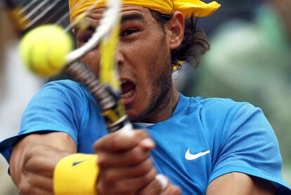 Rafael Nadal golpea una pelota durante la final del torneo de Roma contra el alicantino David Ferrer.