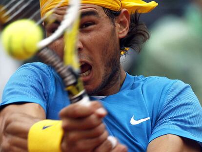 Rafael Nadal golpea una pelota durante la final del torneo de Roma contra el alicantino David Ferrer.