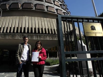 La portavoz del PSOE en el Congreso, Soraya Rodr&iacute;guez, y el secretario general del Grupo Socialista, Eduardo Madina, frente al Constitucional. 