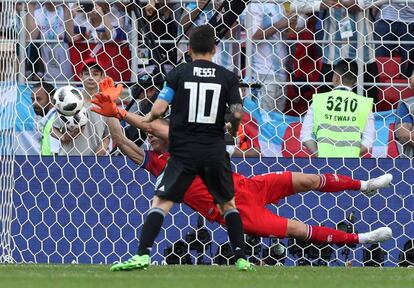 El portero de la selección de Islandia, Hannes Por Halldorsson, para el penalti lanzado por el argentino Lionel Messi.