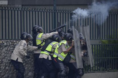 El temor a un estallido violento a raíz de las protestas sigue vigente. Pero hay factores también que, como hace seis meses, parecen impedirlo. O retrasarlo.