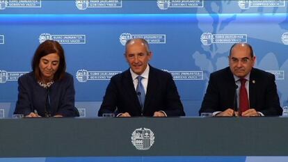 En el centro, Josu Erkoreka, portavoz del Gobierno vasco, comparece este martes junto a los consejeros Cristina Uriarte y Jon Darpón.