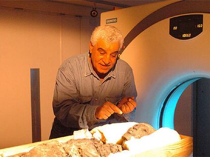 Zahi Hawass, junto a la momia de Tutankamón durante las pruebas realizadas a ésta el pasado enero.