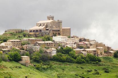 Un racimo de casas alrededor de la iglesia-fortaleza de Santa María (levantada entre los siglos XI al XIV). Ujué es un enclave defensivo de calles empedradas que conserva su aspecto medieval. Una atalaya desde la que, en días despejados, pueden verse los Pirineos al norte y la ribera del Ebro y la silueta del Moncayo por el sur. La imagen de la Virgen de Ujué está considerada una obra cumbre del románico navarro.