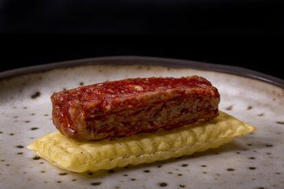 El menú de Etxebarri comienza siempre con un plato, cuyo enunciado es “Nuestro chorizo”, elaborado por Arginzoniz con los tres cortes nobles del animal como son la presa, el secreto y la pluma, a los que añade pimiento choricero de su huerta.