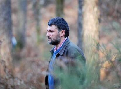 Jaime Rosales, con gorro marrón, durante el rodaje en un bosque de la región de Las Landas de la película <i>Tiro en la cabeza.</i>