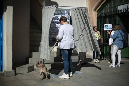 Una ciutadana escull la seva papereta a la cabina de votació de l'escola Infant Jesús, a Barcelona.