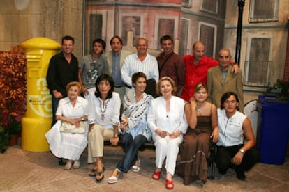 Parte de los actores de <i>A tortas con la vida,</i> junto a José Luis Moreno (de pie, en el centro) y Laura y Alberto Caballero (en primera fila, a la derecha de la imagen), en uno de los decorados de la serie.