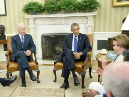 El presidente estadounidense, Barack Obama (2-d), y el vicepresidente Joe Biden (i) se reúnen con líderes demócratas en la Casa Blanca, en Washington (EE.UU.). Entre los líderes se destaca la demócrata Nancy Pelosi (d) por California.