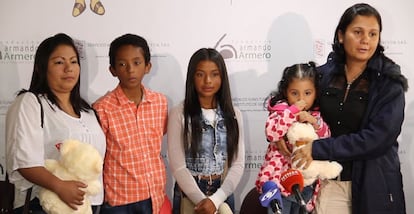 De izquierda a derecha, Jaqueline Vásquez Sánchez y sus dos hijos al lado de su hermana Lorena Santos y su hija.