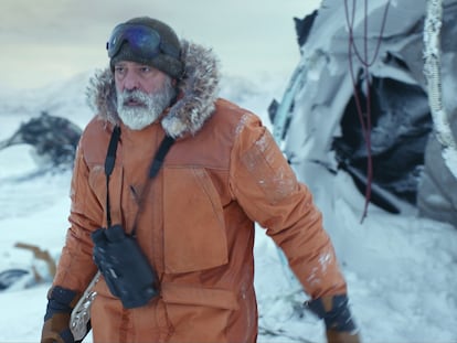George Clooney, como el científico Augustine Lofthouse durante una escena de la película 'Cielo de medianoche'