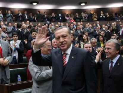 El primer ministro turco, Recep Tayyip Erdogan, es aplaudido por miembros del Parlamento despu&eacute;s de un mensaje.