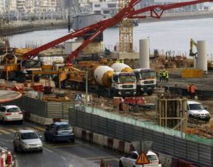 Las obras del construcción del Centro de Arte Botín de Santander, diseñado por el arquitecto italiano Renzo Piano, continúan según los plazos previstos y hoy han dado un paso adelante al colocar parte del asentamiento de este edificio, cuya estructura se adentrará en la bahía de la capital cántabra.