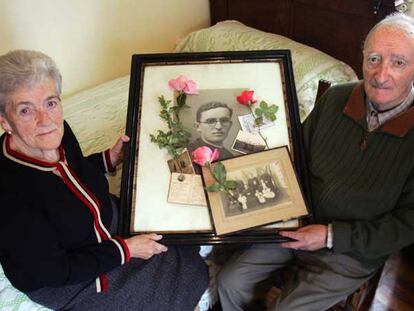 Vicenta y Fidel Sagarna enseñan las fotos de su hermano José, el sacerdote fusilado por las tropas franquistas cerca de Larruskain.