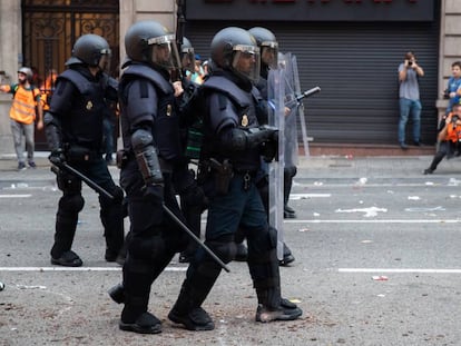 Agentes antidisturbios durante las protestas en Barcelona.