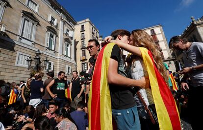 Una pareja se besa frente al Palau de la Generalitat durante la protesta en Barcelona.  