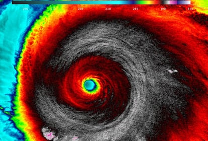 Así vio la NASA, a través de luz infrarroja, el huracán 'Patricia' cuando se acercaba a la costa de México, el pasado 23 de octubre, a las 5.20 de la mañana. La temperatura de las nubes cerca del ojo del huracán osciló entre -93 y -83 grados centígrados. Este fenómeno natural fue anunciado como el más devastador de la historia, pero finalmente salió del país dejando fuertes lluvias y riesgo de inundaciones.