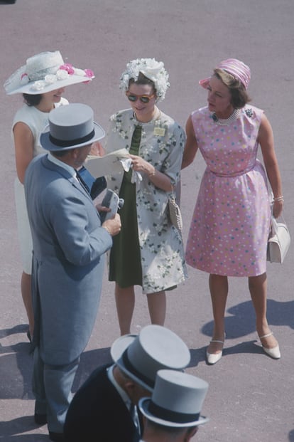 La princesa Gracia de Mónaco pasando un día en las carreras en 1961.