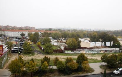 El Pedro Vives, la casa del Aviación, contaba con tres campos de tierra. "Mi hijo llegaba a casa lleno de heridas, pero no quería irse para jugar sobre hierba. Ha querido luchar por su equipo hasta el final", contaba durante el desalojo Esther Montoro, madre de uno de los jugadores del equipo cadete (de 15 y 16 años).