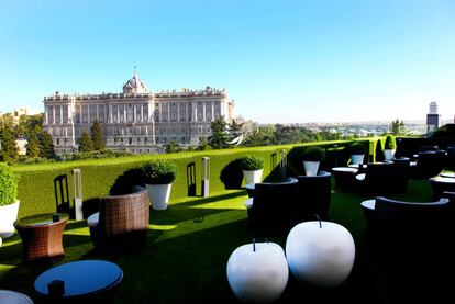 Located next to Plaza de España square, the rooftop bar at this boutique apartment hotel offers incredible views of the Royal Palace and its famous Sabatini Gardens. Stay the night or have an afternoon snack to take in the picturesque panorama. The bar is open from the end of May to October.