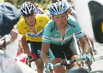 Jan Ullrich y, detrás, Lance Armstrong, en la cima del puerto de Peyresourde.