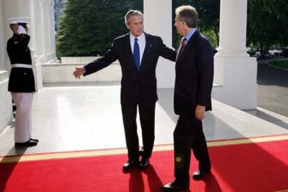 George Bush da la bienvenida a Tony Blair a la Casa Blanca ayer en Washington.