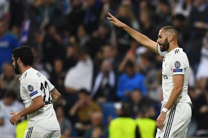 El delantero francés del Real Madrid Karim Benzema celebra el primer gol del partido.