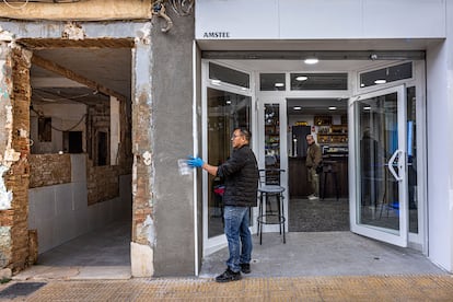 Comercios en una avenida de Catarroja afectados por la dana. En la imagen, tomada el 28 de febrero, se aprecia un local que ha logrado recuperarse y otro que an muestra los efectos de las inundaciones.