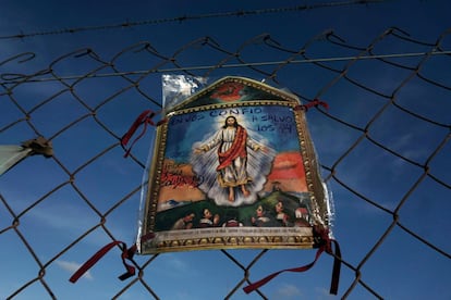 Una imagen de Jesucristo con un mensaje de apoyo a los 44 desaparecidos es vista frente a la Base Naval de Mar de Plata, el 20 de noviembre de 2017.