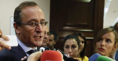 El ministro de Sanidad, Servicios Sociales e Igualdad, Alfonso Alonso, habla con los periodistas a su llegada esta mañana al Congreso.