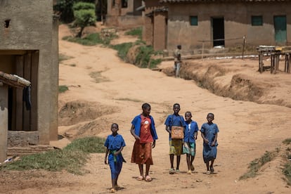 Un grupo de niños con uniforme escolar caminan a la salida del colegio en un pequeño pueblo del distrito de Nyanza, en el sur de Ruanda.