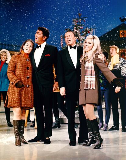Deana Martin, Dean Martin, Frank Sinatra y Nancy Sinatra cantan villancicos en 1967