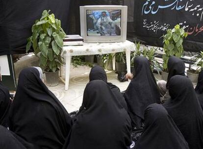 Mujeres iraníes ven en televisión una ceremonia del aniversario de la muerte de Jomeini.