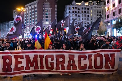 Miembros de extrema derecha  se manifiestan en el centro de Madrid para protestar contra la inmigración con el lema "Remigración" y exigir la repatriación de los inmigrantes.
