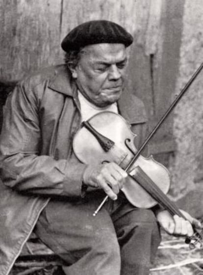 Florencio López con su violín.